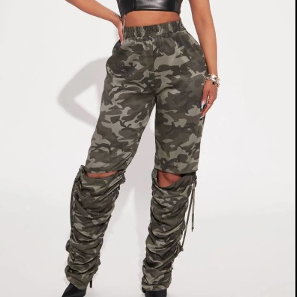 Fashion Nova Tide Is High Stacked Wide Leg Camo Pants Medium NWT - Picture 1 of 8